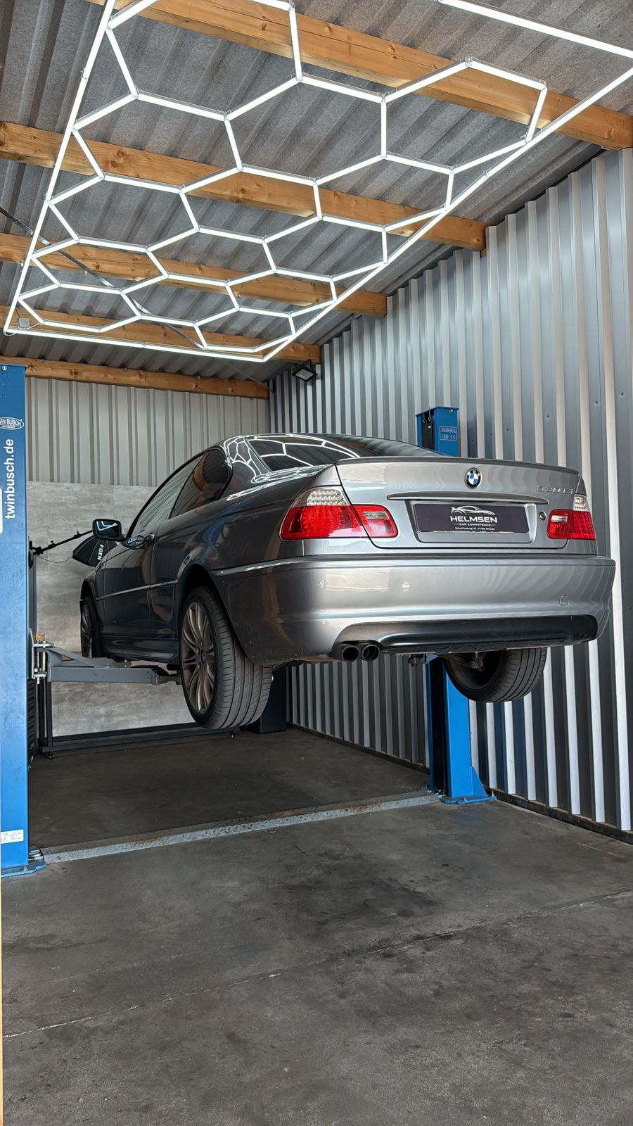 BMW in der Werkstatt auf der Hebebühne